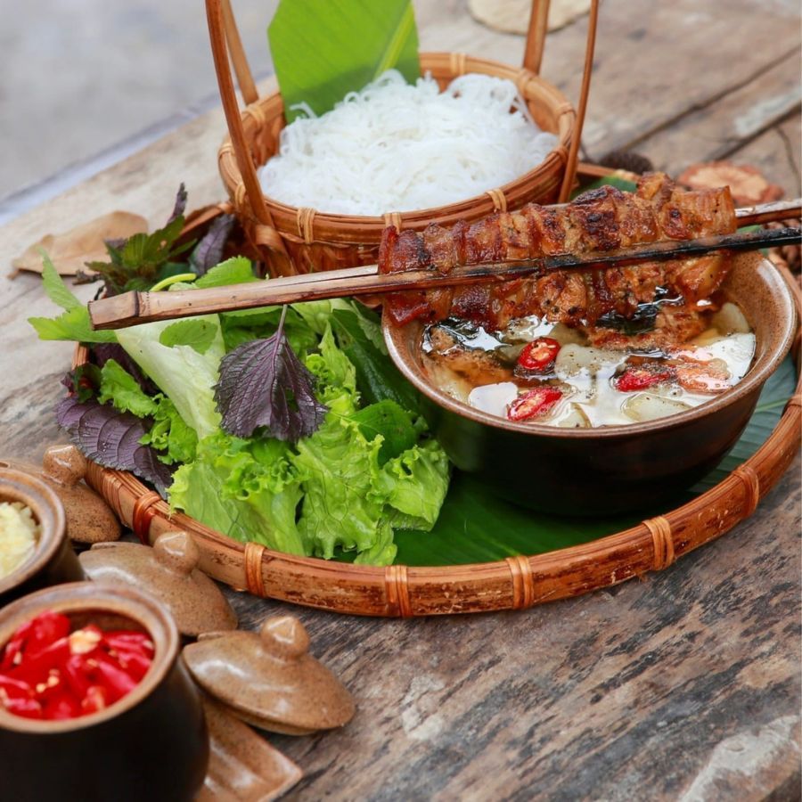 Bún Chả Kẹp Tre Ô Bun Cha: Tinh Hoa Ẩm Thực Hà Thành Giữa Lòng Thủ Đô